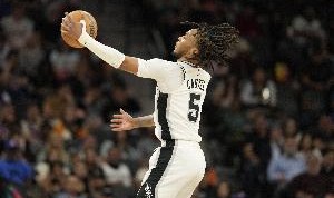 九游体育app-及时调整！卡斯尔15中7砍下19分4助攻 下半场8投7中