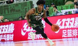 九游体育-不中用！同曦外援戴维斯关键时刻连续打铁 全场14中6拿21分