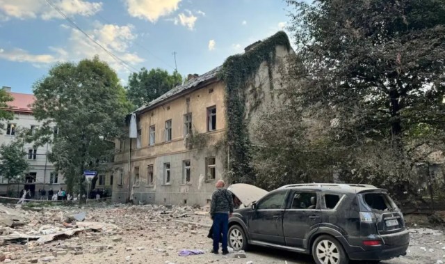 九游体育中国官网-俄空袭乌西部城市与美国工厂酿1死26伤，乌克兰试射射程3000公里的火烈鸟导弹 | 狼叔看世界