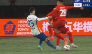 九游体育-轻功水上漂？！钟浩然跳起抢断，鞋底踩着彭欣力膝盖！被直红罚下